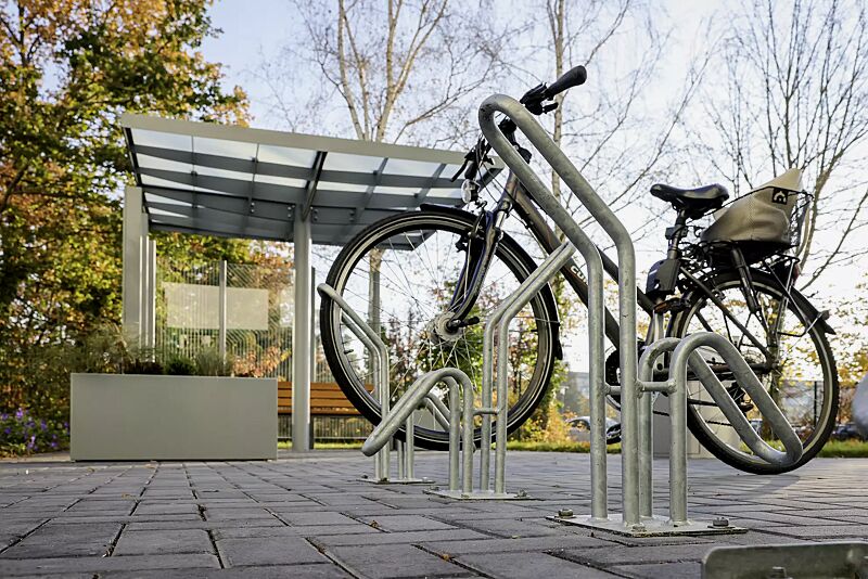 fahrradstaender-hervey__shoKAT0068191 Einzelfahrradständer HERVEY zum Aufdübeln, Meeting-Point PIN, Dachbreite x Dachtiefe 3075 mm x 3075 mm, mit Windschutzwand PIN SCREEN, Sitzbank NATURA, Abfallbehälter LACES, Pflanzbehälter MALOUT, Stahlkonstruktion in RAL 7046 telegrau