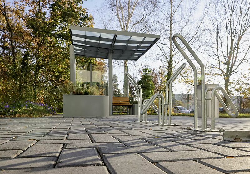 fahrradstaender-hervey__shoKAT0068192 Einzelfahrradständer HERVEY zum Aufdübeln, Meeting-Point PIN, Dachbreite x Dachtiefe 3075 mm x 3075 mm, mit Windschutzwand PIN SCREEN, Sitzbank NATURA, Abfallbehälter LACES, Pflanzbehälter MALOUT, Stahlkonstruktion in RAL 7046 telegrau