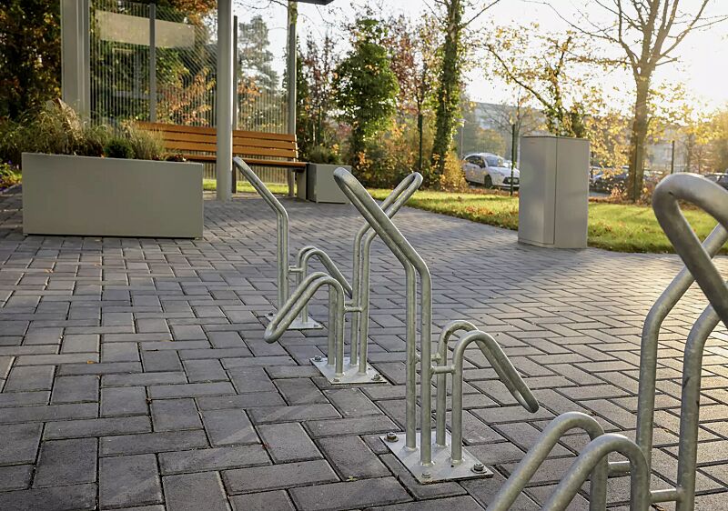 fahrradstaender-hervey__shoKAT0068193 Einzelfahrradständer HERVEY zum Aufdübeln, Meeting-Point PIN, Dachbreite x Dachtiefe 3075 mm x 3075 mm, mit Windschutzwand PIN SCREEN, Sitzbank NATURA, Abfallbehälter LACES, Pflanzbehälter MALOUT, Stahlkonstruktion in RAL 7046 telegrau