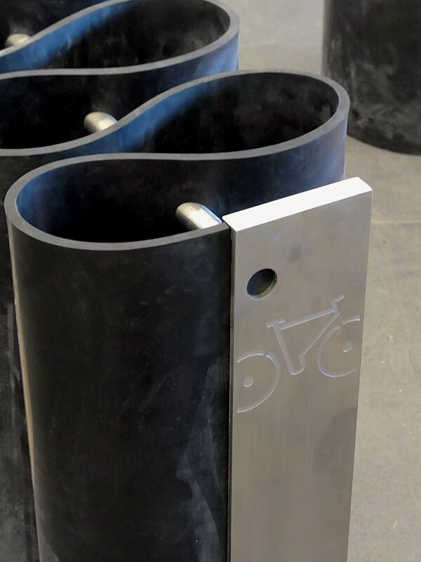 fahrradstaender-meandre__shoKAT0051571 Detail: Gummiband und Edelstahl