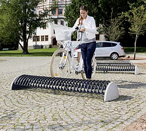 <div id="container" class="container">Fahrradständer RICCIO mit Betonsockel, in RAL 7016 anthrazitgrau</div>