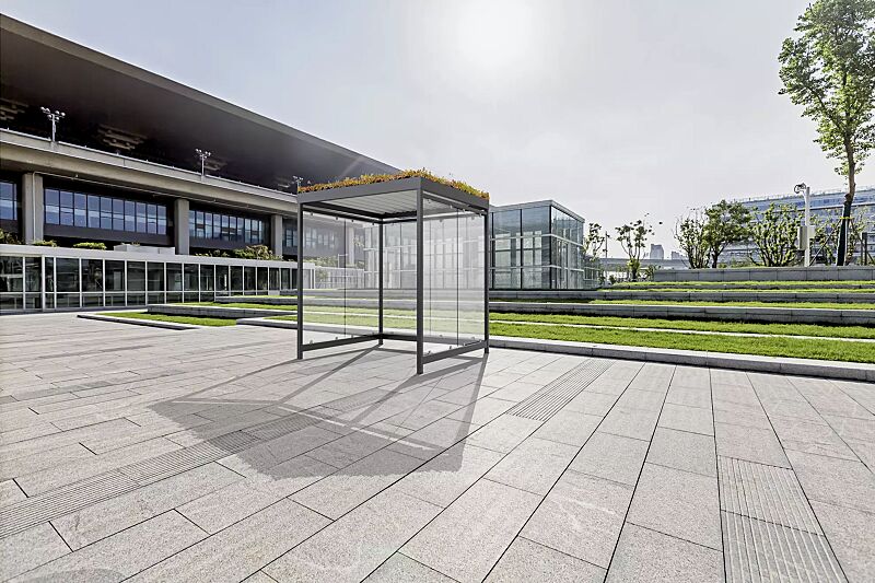 fahrradueberdachung-aquila-green__shoKAT0071927 Fahrradüberdachung AQUILA GREEN, Dachbreite x Dachtiefe 2165 mm x 2165 mm, zum Aufdübeln bei -200 mm, Rück- / Seitenwände ESG, Klarglas, Stahlkonstruktion in RAL 7016 anthrazitgrauFahrradüberdachung AQUILA GREEN, Dachbreite x Dachtiefe 2165 mm x 2165 m...