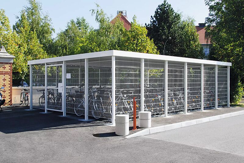 fahrradueberdachung-flexi-box__shoKAT0008758 FLEXI-BOX mit auftragsbezogener Anpassung, Dachbreite x Dachtiefe 9300 mm x 6300 mm, Wandelemente und Drehflügeltür, einflügelig, mit Doppelstabgittermatten, Stahlkonstruktion in RAL 9002 grauweiß