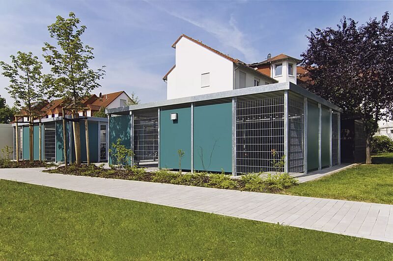 fahrradueberdachung-flexi-box__shoKAT0008761 Wertstoffüberdachung FLEXI-BOX, Dachbreite x Dachtiefe 6300 mm x 7800 mm (auftragsbezogene Anpassung), Wandelement / Drehflügeltür, einflügelig, aus Doppelstabgittermatten und Trespa®-Fassadenbautafeln in mittelgrün, Stahlkonstruktion feuerverzinkt