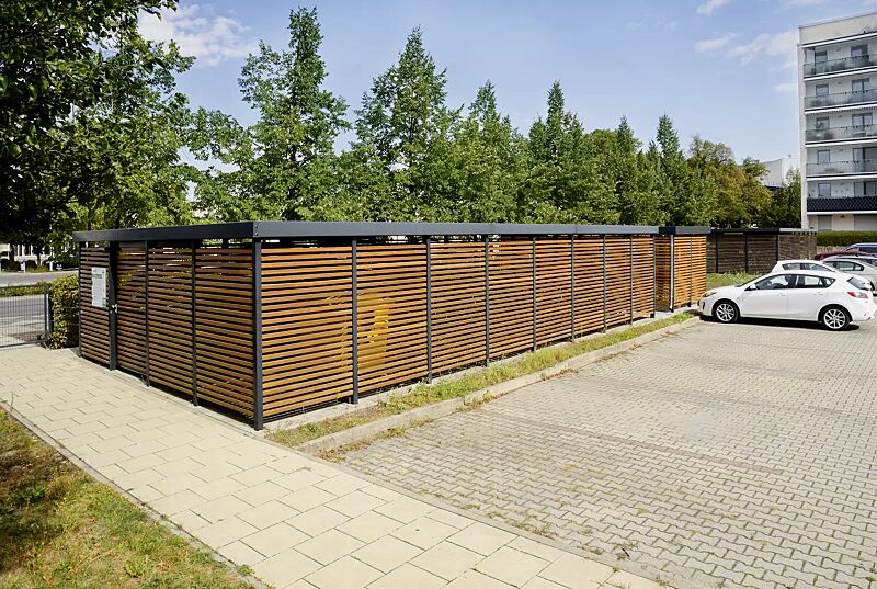 fahrradueberdachung-flexi-box__shoKAT0060666 Mehrzwecküberdachung FLEXIBOX, auftragsbezogene Anpassung bestehend aus 1 x Dachbreite x Dachtiefe 6300 mm x 12300 mm und 1 x Dachbreite x Dachtiefe 6300 mm x 3300 mm, Wand- / Türelemente mit Holzbelattung Fichte lasiert, Stahlkonstruktion in RAL 7021 ...