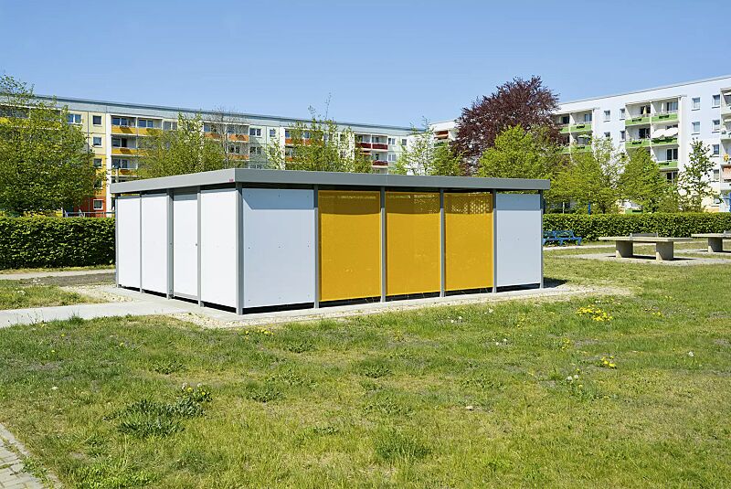 fahrradueberdachung-flexi-box__shoKAT0062992 Fahrradüberdachung FLEXI-BOX, auftragsbezogene Anpassung, Dachbreite x Dachtiefe 7800 mm x 6300 mm, Wandelemente Lochblech in RAL 1003 signalgelb sowie Wandelemente und Schiebetür mit TRESPA®-Platten in winter grey, Stahlkonstruktion in RAL 7037 staubg...