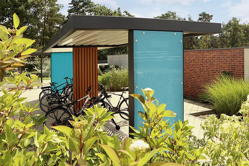 fahrradueberdachung-gemini__shoKAT0067770 Fahrradüberdachung GEMINI, Dachbreite x Dachtiefe 9160 mm x 2400 mm, mit auftragsbezogener Anpassung, Wandelemente in VSG mit blauer Folie, senkrechter Holzbelattung, Stahlkonstruktion in RAL 7016 anthrazitgrau