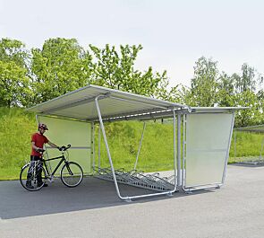 Fahrradüberdachung INDUS mit Trogdach, Dachbreite x Dachtiefe 4800 mm x 4660 mm, Seitenwände Polyester, opal transparent, Fahrradständer UNIVERSAL, Stahlkonstruktion feuerverzinkt