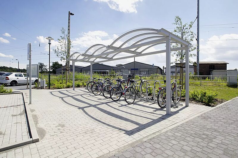 fahrradueberdachung-kallisto__shoKAT0029454 Fahrradüberdachung KALLISTO Dachbreite x Dachtiefe 7620 mm x 2250 mm, Stahlkonstruktion feuerverzinkt und pulverbeschichtet, Dacheindeckung Polycarbonat, klar transparent Fahrradüberdachung KALLISTO, Dachbreite x Dachtiefe 7620 mm x 2250 mm, mit Fahrr...