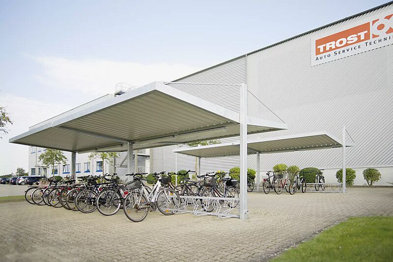 fahrradueberdachung-lipto__shoKAT0029994 Fahrradüberdachung LIPTO, doppelseitig, mit auftragsbezogener Anpassung, Dachbreite x Dachtiefe 8990 mm x 4780 mm, mit Fahrradständer SEATTLE, Stahlkonstruktion feuerverzinkt