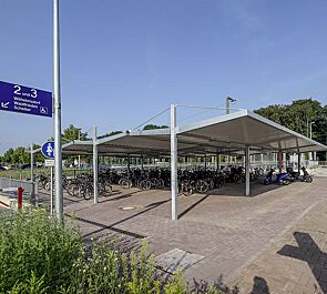 Fahrradüberdachung LIPTO mit Trogdach, auftragsbezogene Anpassung mehrerer Überdachungen durch First- und Verbindungsbleche, Stahlkonstruktion feuerverzinkt