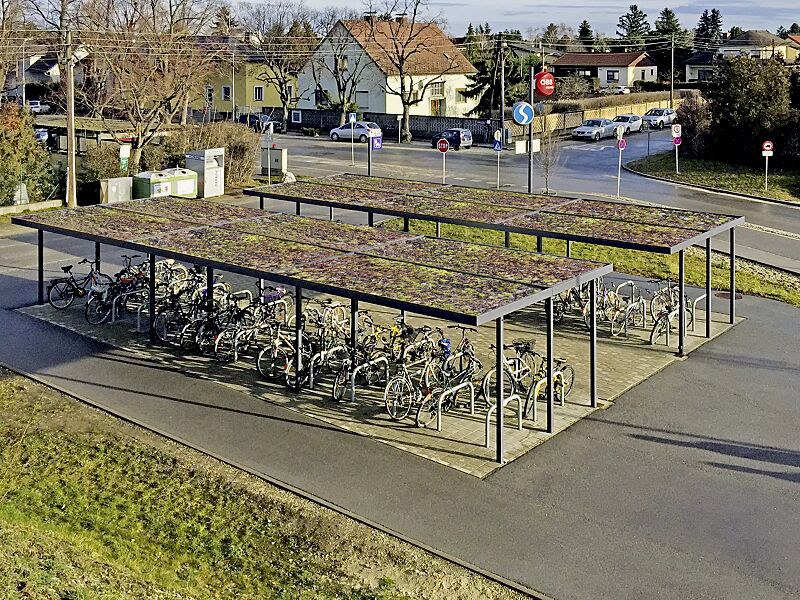 fahrradueberdachung-luna-green__shoKAT0063153 Überdachungsanlage LUNA GREEN, doppelseitig, 2 x Dachbreite x Dachtiefe 13660 mm x 4800 mm, mit Dachbegrünungswanne (Sedummatten bauseits), Anlehnbügel FLORIDA, Stahlkonstruktion in RAL 7016 anthrazitgrau