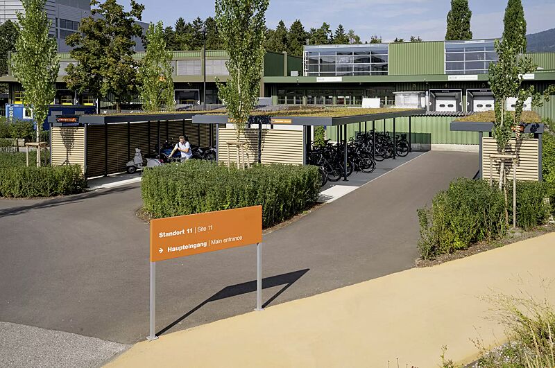 fahrradueberdachung-luna-green__shoKAT0076362 Fahrradüberdachung LUNA GREEN inklusive Dachbegrünungssystem MOBIROOF, Dachbreite x Dachtiefe 18160 mm x 2400 mm bzw. 4800 mm, Wandelemente Z-Lamellen in RAL 1019 graubeige, Stahlkonstruktion in RAL 7016 anthrazitgrau