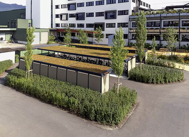 fahrradueberdachung-luna-green__shoKAT0076365 Fahrradüberdachung LUNA GREEN inklusive Dachbegrünungssystem MOBIROOF, Dachbreite x Dachtiefe 18160 mm x 2400 mm bzw. 4800 mm, Wandelemente Z-Lamellen in RAL 1019 graubeige, Stahlkonstruktion in RAL 7016 anthrazitgrau