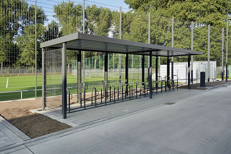 fahrradueberdachung-luna__shoKAT0067204 Fahrradüberdachung LUNA, Dachbreite x Dachtiefe 9160 mm x 2400 mm, Rück- / Seitenwände Doppelstabgittermatte, Fahrradständer MISSOURI, Stahlkonstruktion in RAL 7043 verkehrsgrau