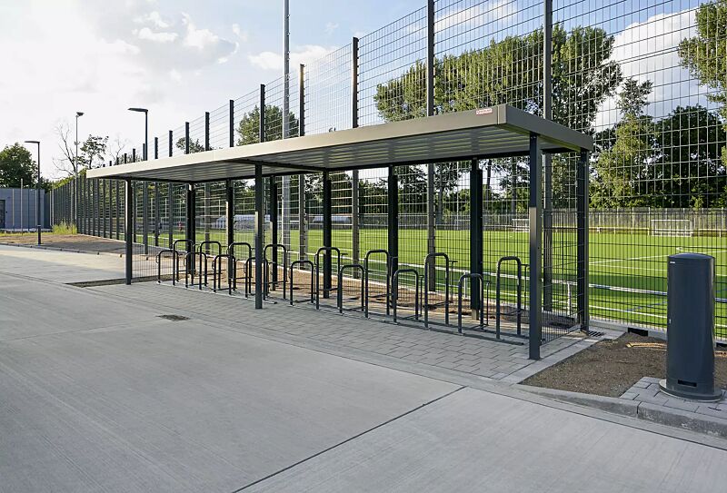 fahrradueberdachung-luna__shoKAT0067205 Fahrradüberdachung LUNA, Dachbreite x Dachtiefe 9160 mm x 2400 mm, Rück- / Seitenwände Doppelstabgittermatte, Fahrradständer MISSOURI, Stahlkonstruktion in RAL 7043 verkehrsgrau
