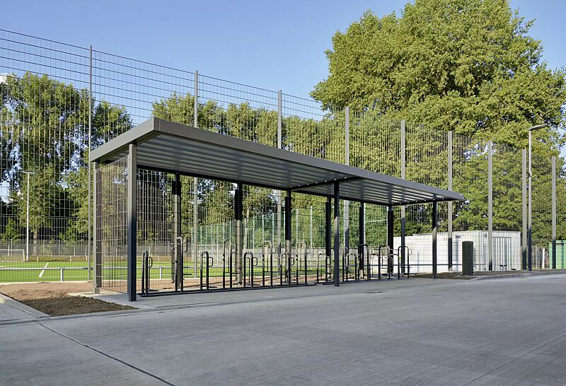 fahrradueberdachung-luna__shoKAT0067206 Fahrradüberdachung LUNA, Dachbreite x Dachtiefe 9160 mm x 2400 mm, Rück- / Seitenwände Doppelstabgittermatte, Fahrradständer MISSOURI, Stahlkonstruktion in RAL 7043 verkehrsgrau