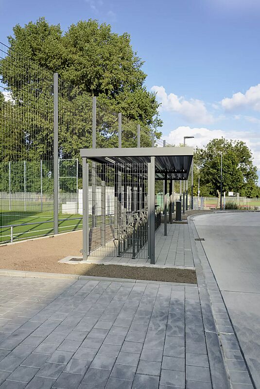 fahrradueberdachung-luna__shoKAT0067207 Fahrradüberdachung LUNA, Dachbreite x Dachtiefe 9160 mm x 2400 mm, Rück- / Seitenwände Doppelstabgittermatte, Fahrradständer MISSOURI, Stahlkonstruktion in RAL 7043 verkehrsgrau