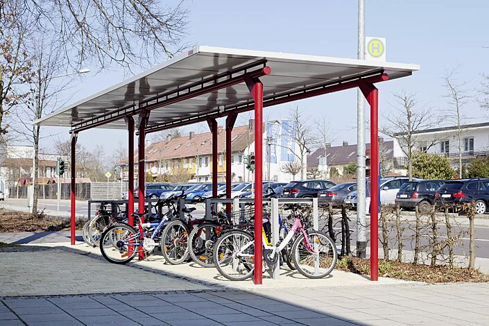 Fahrradüberdachung MATRIX, 2 Stück je Dachbreite x Dachtiefe 5090 mm x 2750 mm, einseitig, ohne Rück- und Seitenwände, Stahlkonstruktion in RAL 3003 rubinrot, Dachattika in RAL 9006 weißaluminium, auftragsbezogene Anpassung Stützenabstand 4400 mm