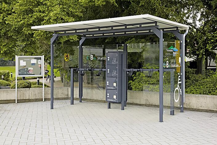 Fahrradüberdachung MATRIX, Dachbreite x Dachtiefe 5090 mm x 2750 mm, Rück- / Seitenwände ESG, Klarglas, Scheibendekor bauseits, Regenrinne mit Fallrohr, Design-Lenkerhaltesystem UNIT, Schließfachanlage SECURE, Stahlkonstruktion in RAL 7016 anthrazitgrau