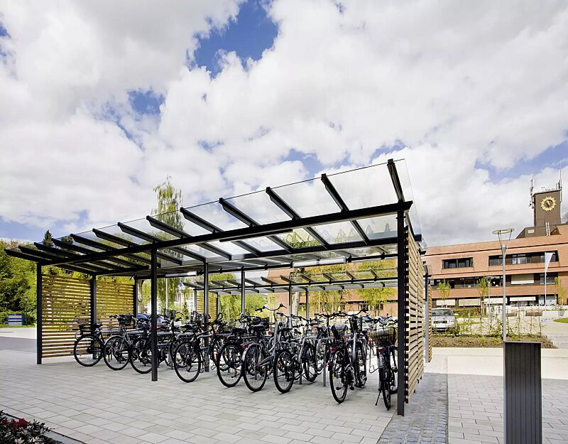 fahrradueberdachung-pegasus__shoKAT0021833 Fahrradüberdachung PEGASUS, doppelseitig, Dachbreite x Dachtiefe 9300 mm x 4500 mm, Seitenwände mit Holzbelattung Lärche waagerecht, Beleuchtung an den Dachträgern, Stahlkonstruktion in DB 703 eisenglimmerFahrradüberdachung PEGASUS, ein- und doppelseit...