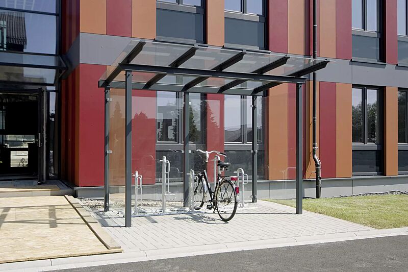 fahrradueberdachung-pegasus__shoKAT0029765 Fahrradüberdachung PEGASUS, Dachbreite x Dachtiefe 3300 mm x 2250 mm, einseitig, mit Rück- / Seitenwänden ESG Klarglas, mit Fahrradparker MISSOURI, Stahlkonstruktion in RAL 7016 anthrazitgrau Fahrradüberdachung PEGASUS, Dachbreite x Dachtiefe 3300 mm x...