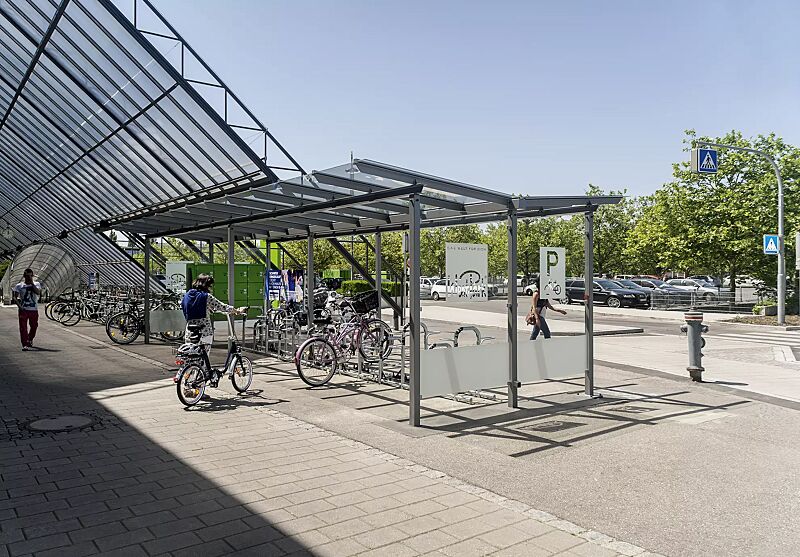 fahrradueberdachung-pegasus__shoKAT0036886 Fahrradüberdachung PEGASUS, Dachbreite x Dachtiefe 9300 mm x 4500 mm, doppelseitig, mit Seitenwänden (Siebdruck nach Kundenvorgabe gegen Mehrpreis) sowie Schließfachanlage SECURE und Fahrradparkern BERN, Stahlkonstruktion in RAL 9002 perldunkelgrau