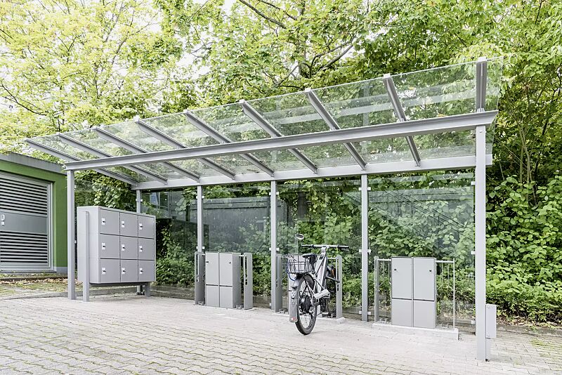 fahrradueberdachung-pegasus__shoKAT0068223 Fahrradüberdachung PEGASUS, Dachbreite x Dachtiefe 6300 mm x 2250 mm, Rück- / Seitenwände ESG, Klarglas, LED- Beleuchtung, Fahrradabstellanlage VELO-CONNECTOR, Schließfachschrank SECURE, Stahlkonstruktion in RAL 9007 graualuminium
