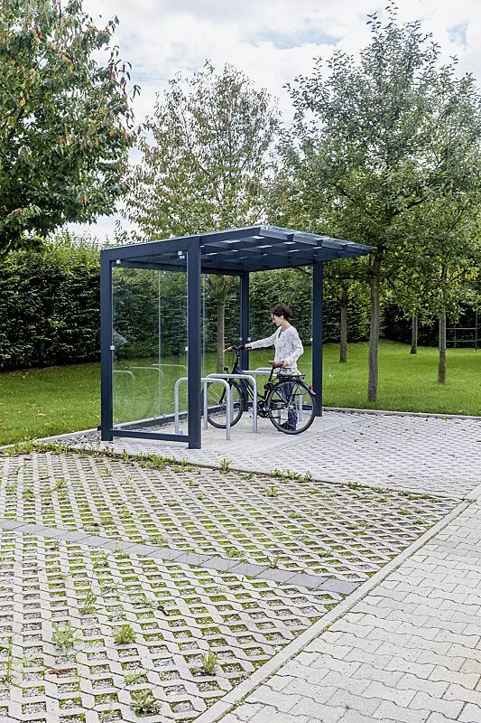 fahrradueberdachung-pictor__shoKAT0055773 Fahrradüberdachung PICTOR, Dachbreite x Dachtiefe 3500 mm x 2250 mm, mit Rück- / Seitenwände aus ESG Klarglas, mit Anlehnbügel FLORIDA, Stahlkonstruktion in RAL 7016 anthrazitgrau