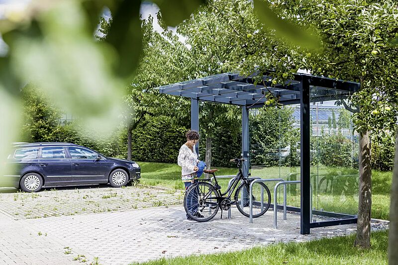 fahrradueberdachung-pictor__shoKAT0055776 Fahrradüberdachung PICTOR, Dachbreite x Dachtiefe 3500 mm x 2250 mm, mit Rück- / Seitenwände aus ESG Klarglas, mit Anlehnbügel FLORIDA, Stahlkonstruktion in RAL 7016 anthrazitgrau