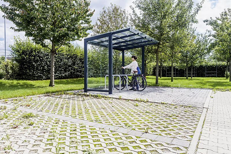 fahrradueberdachung-pictor__shoKAT0055779 Fahrradüberdachung PICTOR, Dachbreite x Dachtiefe 3500 mm x 2250 mm, mit Rück- / Seitenwände aus ESG Klarglas, mit Anlehnbügel FLORIDA, Stahlkonstruktion in RAL 7016 anthrazitgrau
