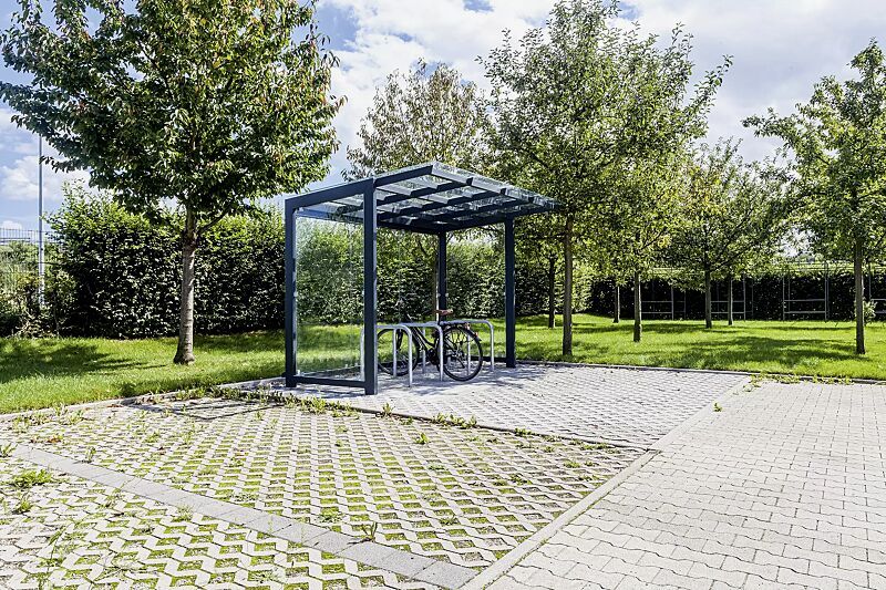 fahrradueberdachung-pictor__shoKAT0055781 Fahrradüberdachung PICTOR, Dachbreite x Dachtiefe 3500 mm x 2250 mm, mit Rück- / Seitenwände aus ESG Klarglas, mit Anlehnbügel FLORIDA, Stahlkonstruktion in RAL 7016 anthrazitgrau