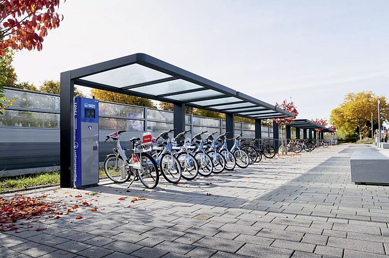 fahrradueberdachung-pure__shoKAT0065754 Fahrradüberdachung PURE, auftragsbezogene Anpassung Dachbreite x Dachtiefe 12000 mm x 2250 mm, bauseitige Fahrradverleihstation, Stahlkonstruktion in RAL 7016 anthrazitgrau