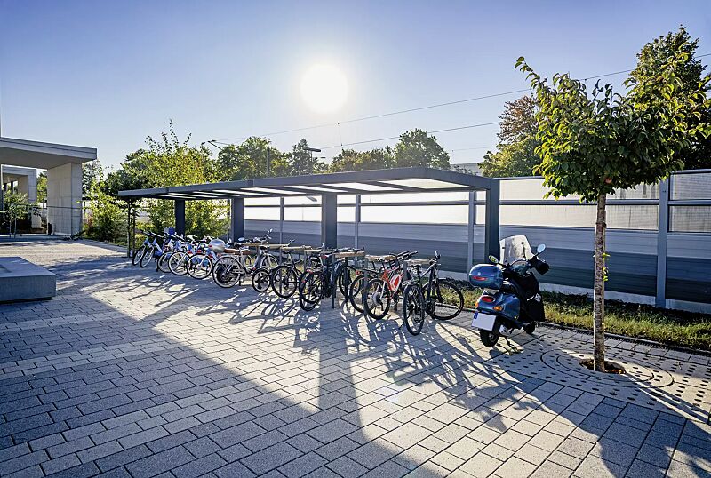 fahrradueberdachung-pure__shoKAT0065757 Fahrradüberdachung PURE, auftragsbezogene Anpassung Dachbreite x Dachtiefe 12000 mm x 2250 mm, bauseitige Fahrradverleihstation, Stahlkonstruktion in RAL 7016 anthrazitgrau
