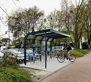 Fahrradüberdachung SATURN, Dachbreite x Dachtiefe 4060 mm x 2300 mm, mit Rück- und Seitenwänden aus ESG, Klarglas, mit Fahrradparker MISSOURI, Stahlkonstruktion in RAL 7016 anthrazitgrau