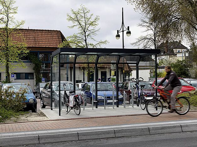 Fahrradüberdachung SATURN, Dachbreite x Dachtiefe 4060 mm x 2300 mm, mit Rück- und Seitenwänden aus ESG, Klarglas, mit Fahrradparker MISSOURI, Stahlkonstruktion in RAL 7016 anthrazitgrau<br /><br />Fahrradüberdachung SATURN, Dachbreite x Dachtiefe 4060 mm x 2300 mm, Stahlkonstruktion feuerverzinkt und pulverbeschichtet, mit Rück- und Seitenwänden aus ESG, Klarglas, Dacheindeckung Verbundsicherheitsglas (VSG)