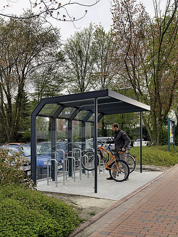 fahrradueberdachung-saturn__shoKAT0040500 Fahrradüberdachung SATURN, Dachbreite x Dachtiefe 4060 mm x 2300 mm, mit Rück- und Seitenwänden aus ESG, Klarglas, mit Fahrradparker MISSOURI, Stahlkonstruktion in RAL 7016 anthrazitgrau