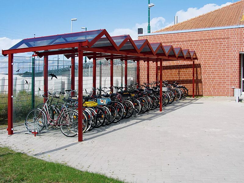 fahrradueberdachung-tangenta__shoKAT0020721 Fahrradüberdachung TANGENTA, einseitig, auftragsbezogene Anpassung mit Unterzug und Seitenwandtiefe von 2100 mm, Dachbreite x Dachtiefe 12200 mm x 2250 mm, Rück- / Seitenwände ESG, Klarglas, auftragsbezogene Dachverglasung in bronce, Stahlkonstruktion ...