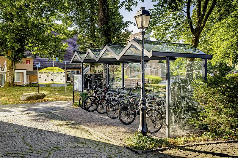 fahrradueberdachung-tangenta__shoKAT0069300 Fahrradüberdachung TANGENTA, Dachbreite x Dachtiefe 6200 mm x 2250 mm, Seiten- / Rückwände ESG, Klarglas, Fahrradständer SALVADOR, Stahlkonstruktion in RAL 7040 fenstergrau