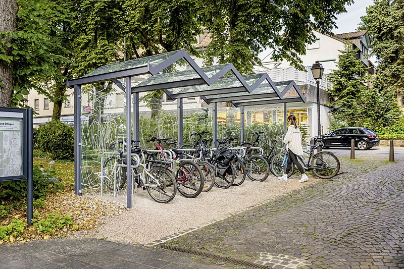 fahrradueberdachung-tangenta__shoKAT0069306 Fahrradüberdachung TANGENTA, Dachbreite x Dachtiefe 6200 mm x 2250 mm, Seiten- / Rückwände ESG, Klarglas, Scheibendekoration bauseits, Fahrradständer SALVADOR, Stahlkonstruktion in RAL 7040 fenstergrau