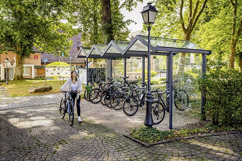 fahrradueberdachung-tangenta__shoKAT0069309 Fahrradüberdachung TANGENTA, Dachbreite x Dachtiefe 6200 mm x 2250 mm, Seiten- / Rückwände ESG, Klarglas, Fahrradständer SALVADOR, Stahlkonstruktion in RAL 7040 fenstergrau