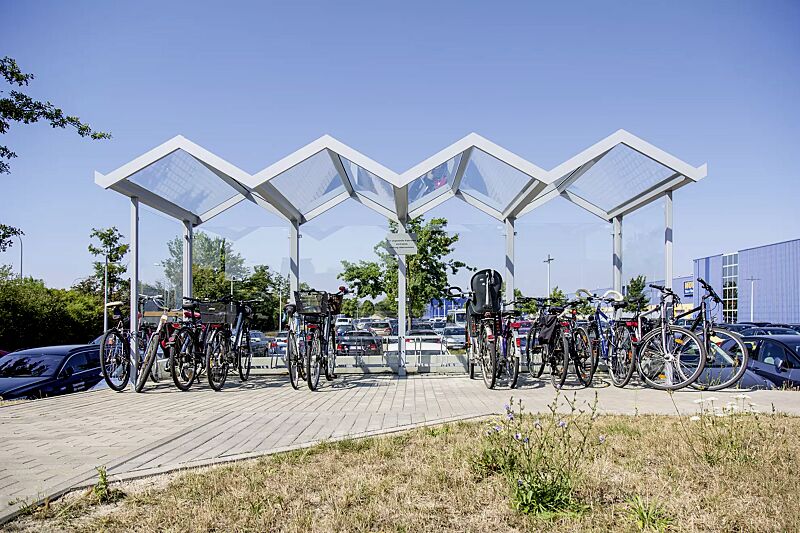 fahrradueberdachung-tangenta__shoKAT0069534 Fahrradüberdachung TANGENTA, Dachbreite x Dachtiefe 6200 mm x 2250 mm, Seiten- / Rückwände ESG, Klarglas, Fahrradständer SALVADOR, Stahlkonstruktion in RAL 7040 fenstergrau
