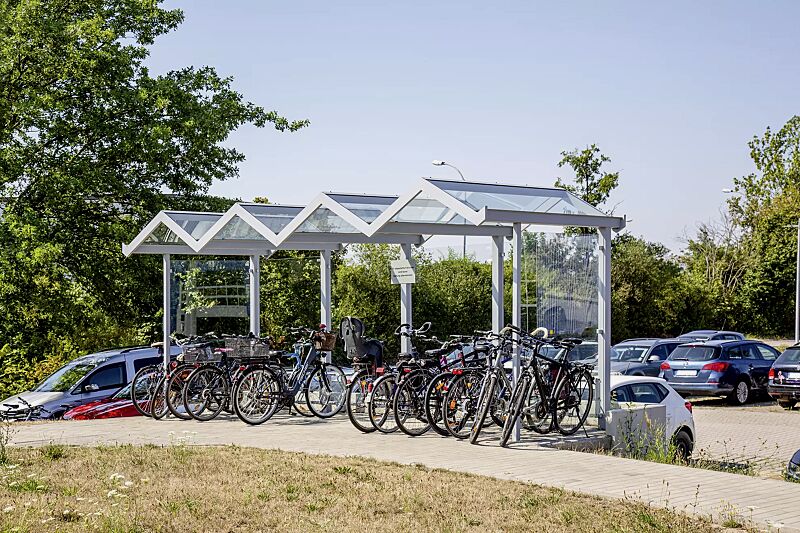 fahrradueberdachung-tangenta__shoKAT0069535 Fahrradüberdachung TANGENTA, Dachbreite x Dachtiefe 6200 mm x 2250 mm, Seiten- / Rückwände ESG, Klarglas, Fahrradständer SALVADOR, Stahlkonstruktion in RAL 7040 fenstergrau