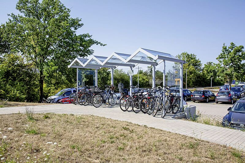 fahrradueberdachung-tangenta__shoKAT0069536 Fahrradüberdachung TANGENTA, Dachbreite x Dachtiefe 6200 mm x 2250 mm, Seiten- / Rückwände ESG, Klarglas, Fahrradständer SALVADOR, Stahlkonstruktion in RAL 7040 fenstergrauFahrradüberdachung TANGENTA, Dachbreite x Dachtiefe 6200 mm x 2250 mm, Stahlkons...