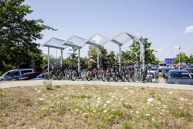 fahrradueberdachung-tangenta__shoKAT0069538 Fahrradüberdachung TANGENTA, Dachbreite x Dachtiefe 6200 mm x 2250 mm, Seiten- / Rückwände ESG, Klarglas, Fahrradständer SALVADOR, Stahlkonstruktion in RAL 7040 fenstergrau