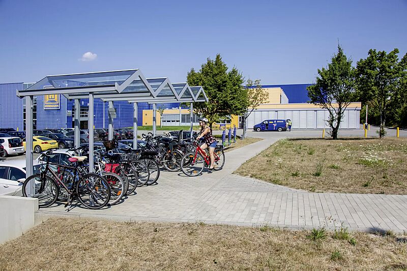 fahrradueberdachung-tangenta__shoKAT0069540 Fahrradüberdachung TANGENTA, Dachbreite x Dachtiefe 6200 mm x 2250 mm, Seiten- / Rückwände ESG, Klarglas, Fahrradständer SALVADOR, Stahlkonstruktion in RAL 7040 fenstergrau