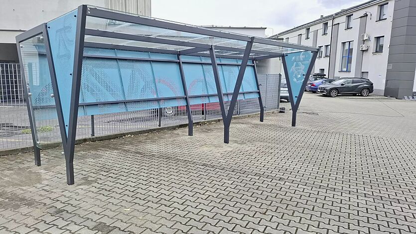 Fahrradüberdachung TAURI, Dachbreite x Dachtiefe 7800 mm x 2500 mm, Rückwand perforiertes Stahlblech in RAL 5018 türkisblau, Seitenwände ESG, Klarglas bzw. perforiertes Stahlblech in RAL 5018 türkisblau, Stahlkonstruktion in RAL 9005 tiefschwarz