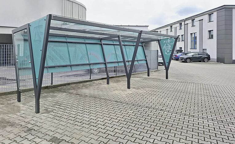 Fahrradüberdachung TAURI, Dachbreite x Dachtiefe 7800 mm x 2500 mm, Rückwand perforiertes Stahlblech in RAL 5018 türkisblau, Seitenwände ESG, Klarglas bzw. perforiertes Stahlblech in RAL 5018 türkisblau, Stahlkonstruktion in RAL 7024 graphitgrau