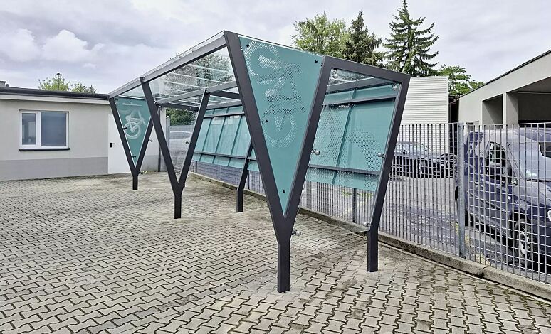 Fahrradüberdachung TAURI, Dachbreite x Dachtiefe 7800 mm x 2500 mm, Rückwand perforiertes Stahlblech in RAL 5018 türkisblau, Seitenwände ESG, Klarglas bzw. perforiertes Stahlblech in RAL 5018 türkisblau, Stahlkonstruktion in RAL 7024 graphitgrau
