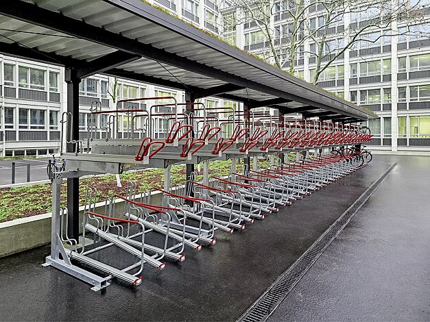 Fahrradüberdachung TUCANA GREEN für Doppelstock-Fahrradparksysteme, auftragsbezogene Anpassung, Dachbreite x Dachtiefe 24300 mm x 2300 mm, Dachbegrünungssystem MOBIROOF ECO, Doppelstock-Fahrradparksystem FLEXHUB, Stahlkonstruktion DB 703 eisenglimmer
